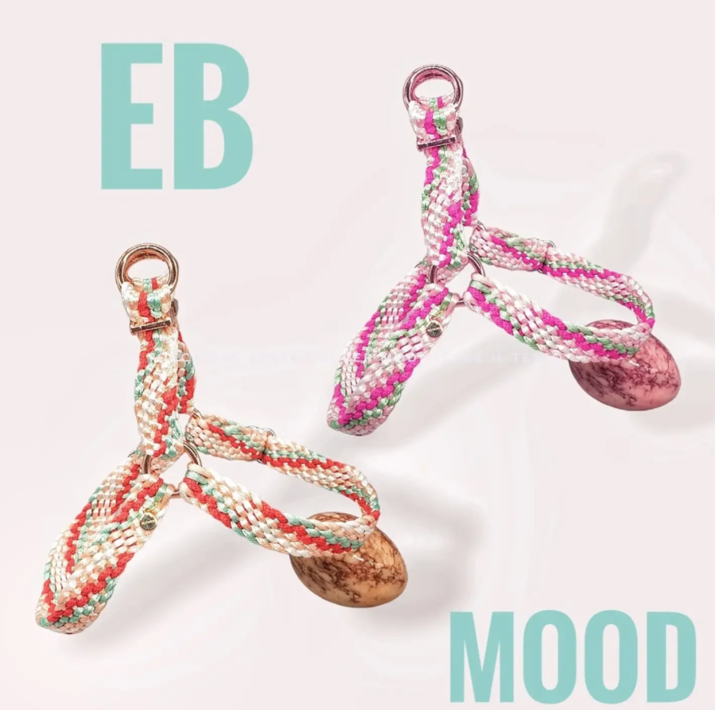 Pettorina ad Y Libellula EB MOOD intrecciata a mano, leggerissima e realizzata su misura, con regolazione su collo e torace. Minuteria in oro rosa, personalizzabile nei colori e nell’intreccio. Adatta a cani di taglia dalla XXXS alla M