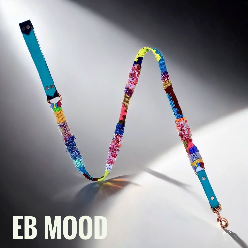 Guinzaglio Linee con tessitura a mano minuziosa e maniglia separata da anello. Realizzato artigianalmente con cura per dettagli eleganti e funzionali.