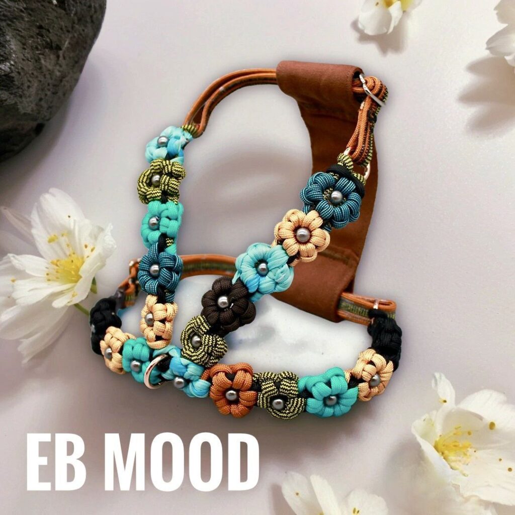 Pettorina Sanremo EB MOOD realizzata su misura, decorata con fiori intrecciati a mano e sottopancia idrorepellente rifinito artigianalmente. Accessorio sartoriale di lusso per cani, creato interamente a mano in Italia.