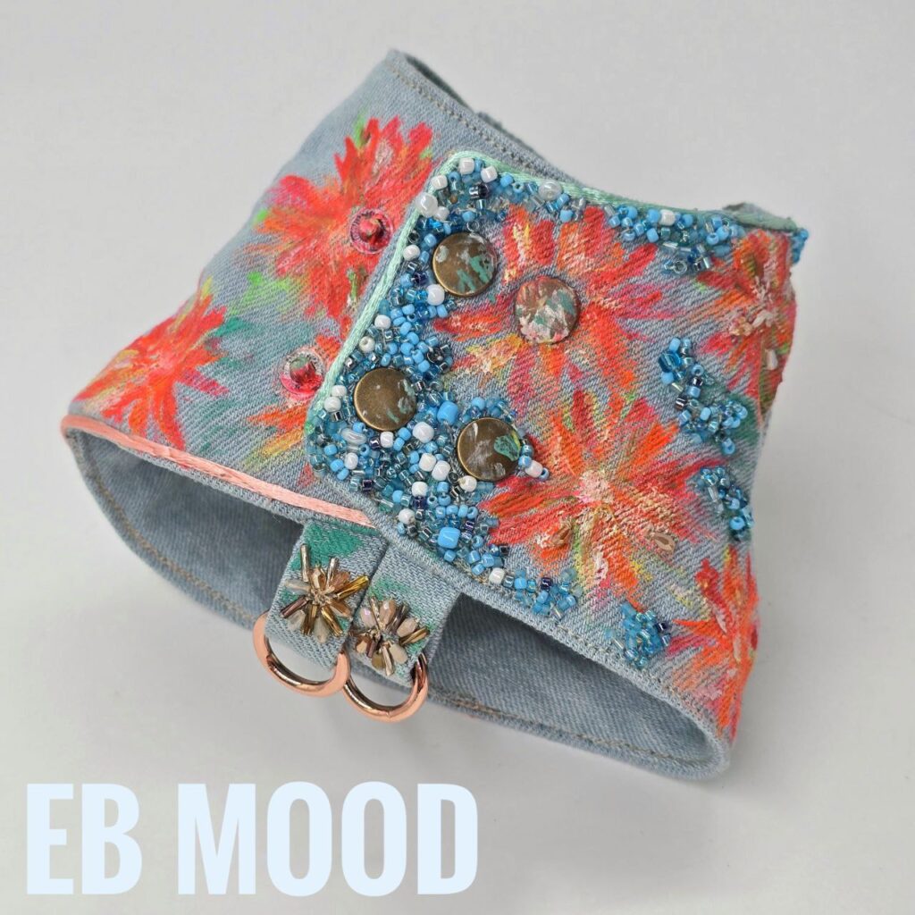 Pettorina di lusso EB MOOD LES FLEURES , haute couture per cani, per passeggiate all'insegna del glamour. Ricamata e decorata a mano, questa pettorina in denim e dedicata a passeggiate per cani con stile