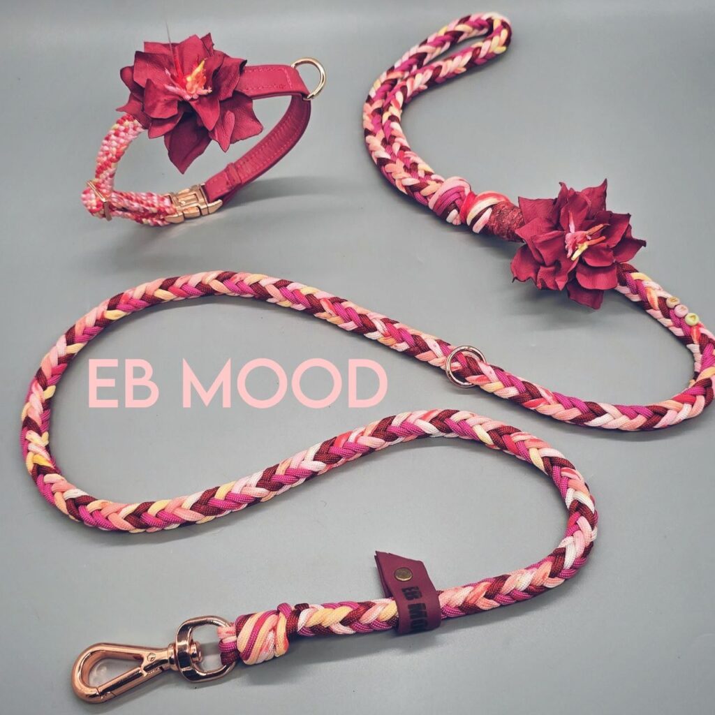 Set Equilibri EB MOOD con collare e guinzaglio intrecciati a mano in pelle e raso, con fiore decorativo centrale in pelle. Accessori sartoriali di lusso per cani, creati interamente a mano in Italia, personalizzabili nei colori e nelle misure