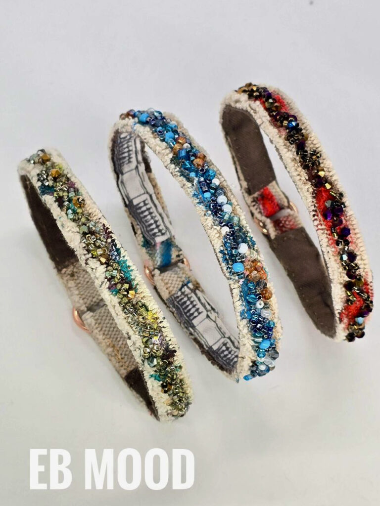 Portamedaglietta Prestige EB MOOD in canvas e lino, ricamata e decorata interamente a mano, abbinata a collare di lusso per tutte le taglie. Colori personalizzabili e altezza collare regolabile. Accessorio sartoriale per passeggiate eleganti e raffinate, realizzato artigianalmente in Italia.