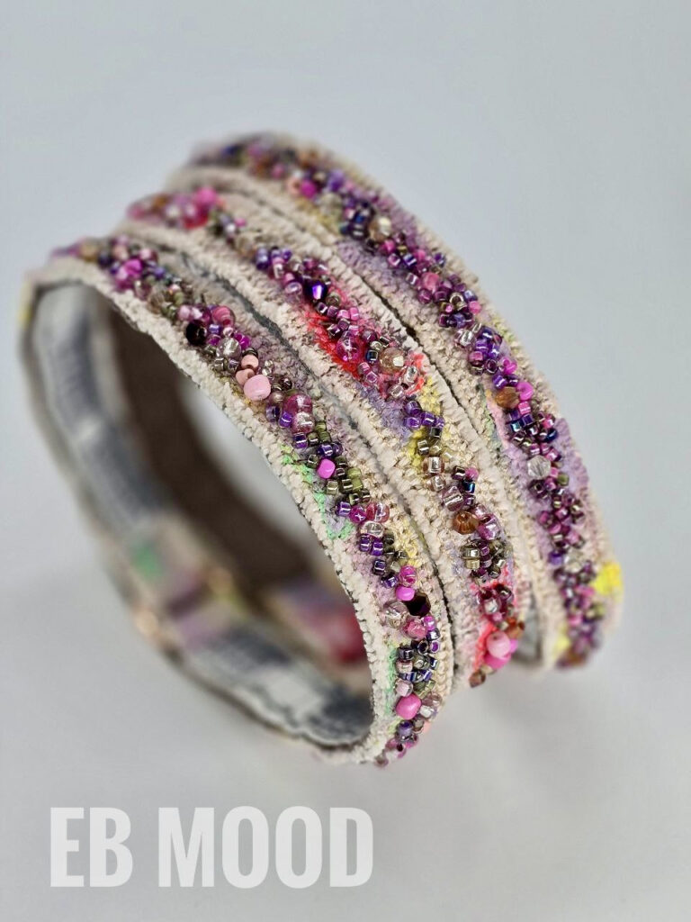 Portamedaglietta Prestige EB MOOD in canvas e lino, ricamata e decorata interamente a mano, abbinata a collare di lusso per tutte le taglie. Colori personalizzabili e altezza regolabile per passeggiate eleganti ed esclusive. Accessorio sartoriale artigianale Made in Italy.