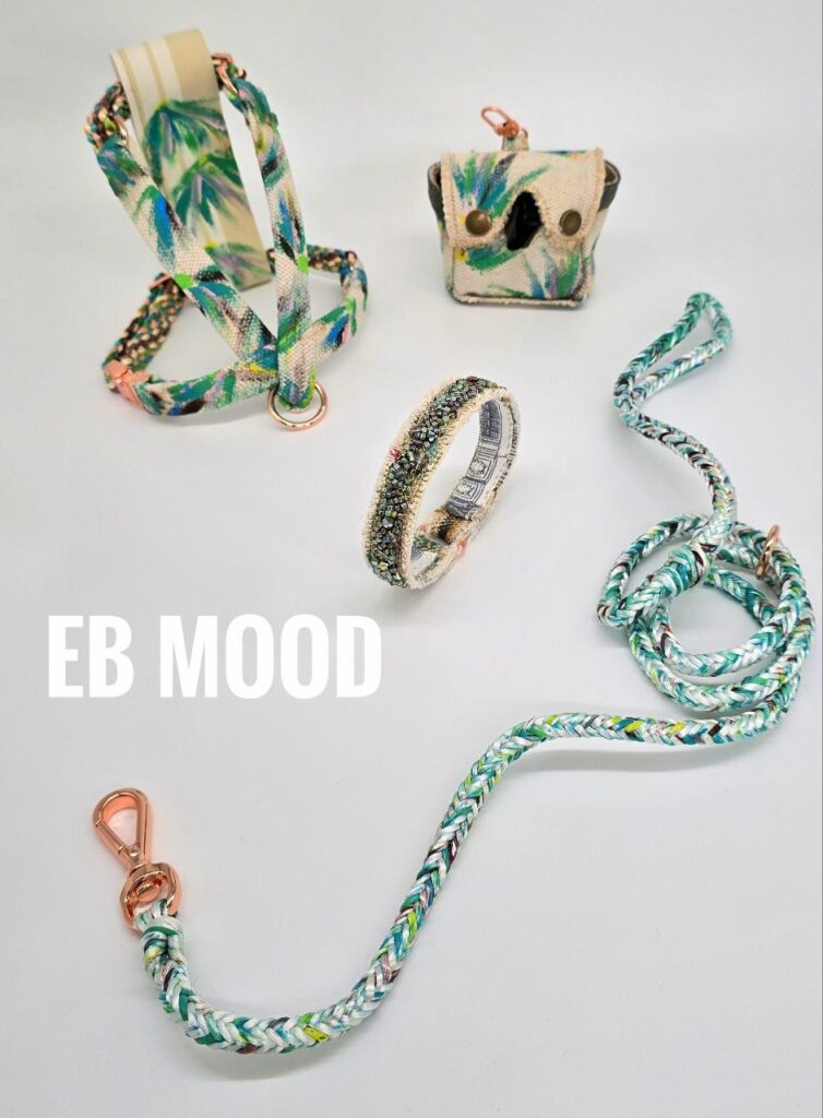 Set EB MOOD in canvas e lino naturale, realizzato e decorato interamente a mano, con regolazioni su torace e sottogola. Sottopancia in tessuto idrorepellente e targhetta nominativa personalizzata. Portamedaglietta Prestige ricamato a mano abbinato. Accessorio sartoriale di lusso per cani, unico e artigianale