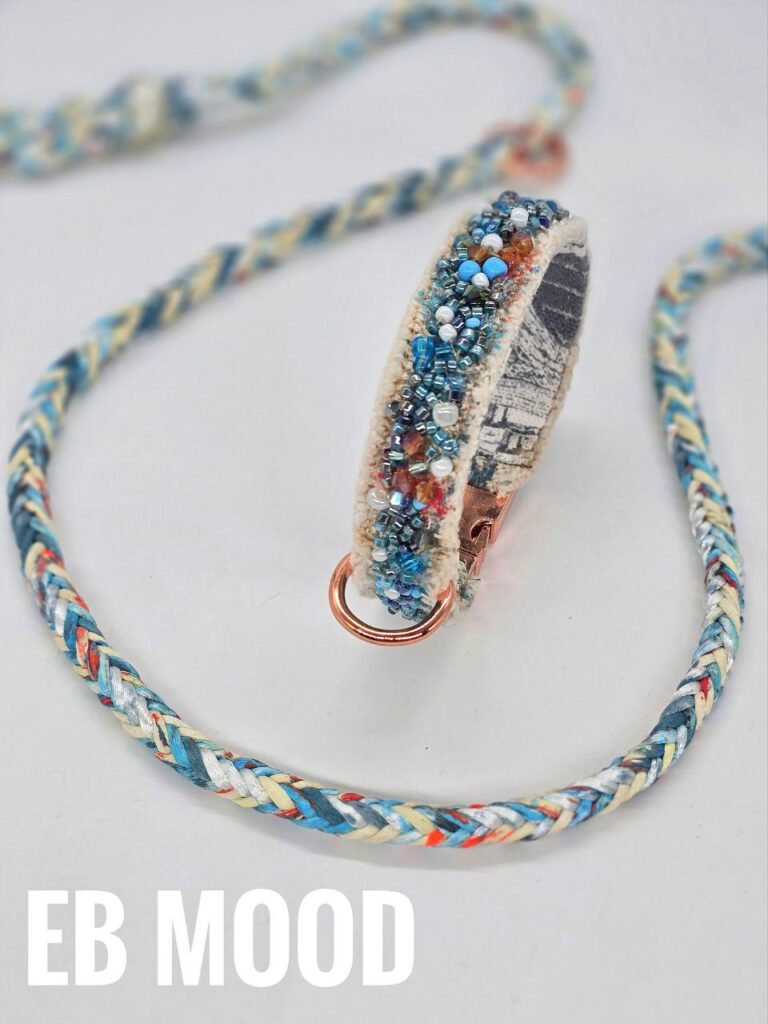 Set collare Prestige EB MOOD in canvas e lino, ricamato e decorato a mano, abbinato a guinzaglio intrecciato con filati unici creati ad hoc. Collare di lusso regolabile e personalizzabile nei colori, adatto a tutte le taglie. Accessorio sartoriale per passeggiate eleganti, fatto a mano in Italia