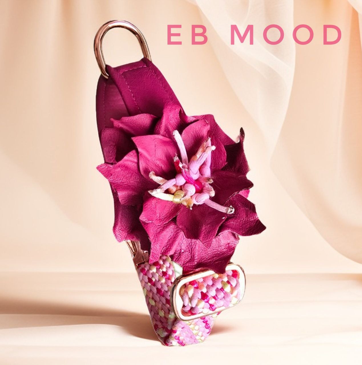 Collare EB MOOD Equilibri in pelle e raso intrecciato, colore magenta, con fiore centrale in pelle. Taglia per cani grandi.