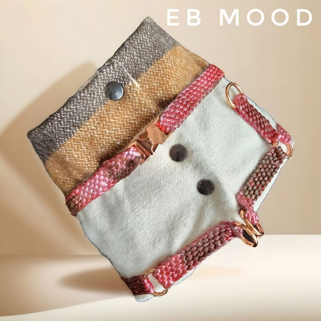 Pettorina modello gilet EB MOOD Dolomiti in caldo tessuto misto lana con intrecci di filato e minuteria in oro rosa, realizzata a mano.