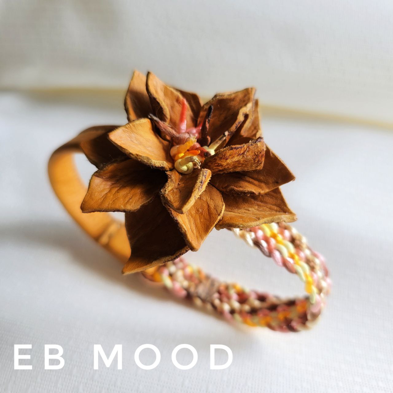 Portamedaglietta EB MOOD Equilibri in vera pelle color ocra, fatto a mano.