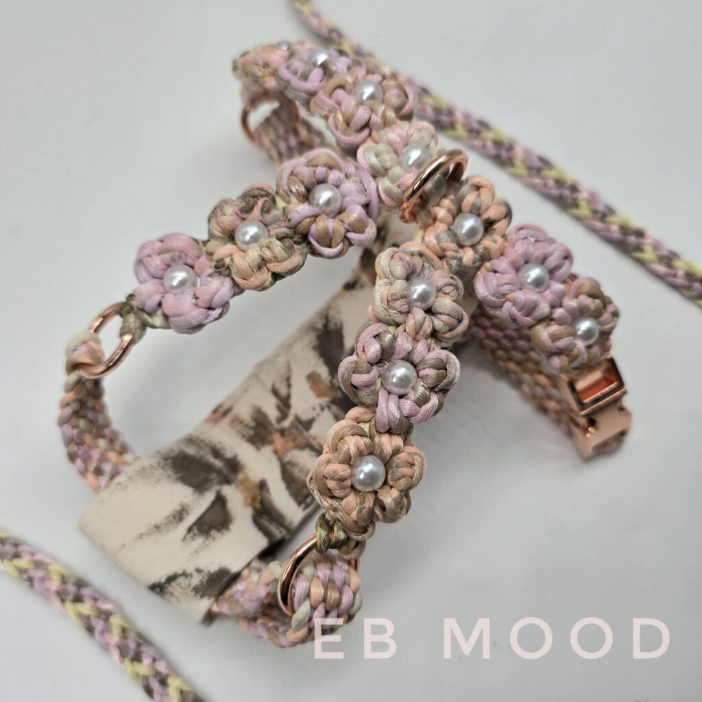 Pettorina EB MOOD Sanremo intrecciata a mano in tonalità shabby chic, realizzata su misura con intrecci artigianali e dettagli floreali decorati a mano.