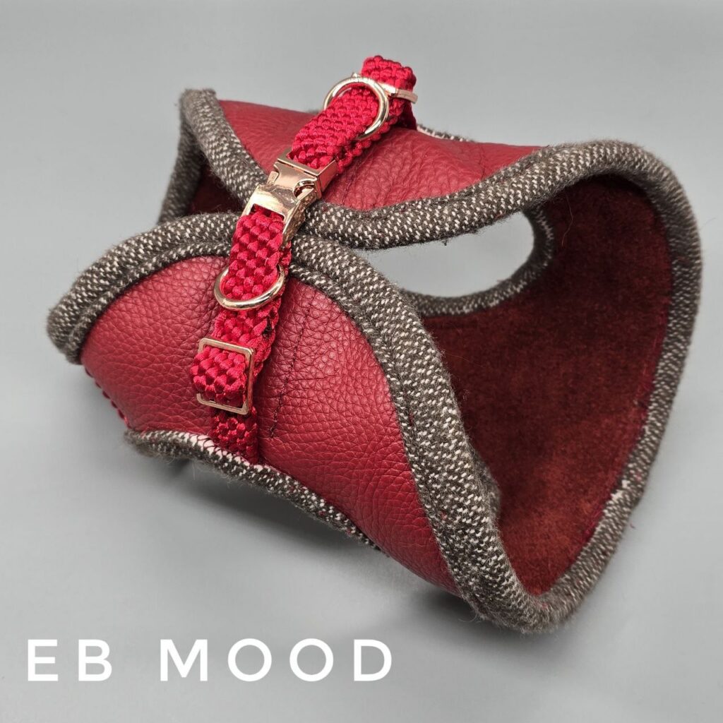 Pettorina EB MOOD Superior in vera pelle italiana con profili in lana e chiusure intrecciate a mano, colore rosso scuro con dettagli marroni e grigi.